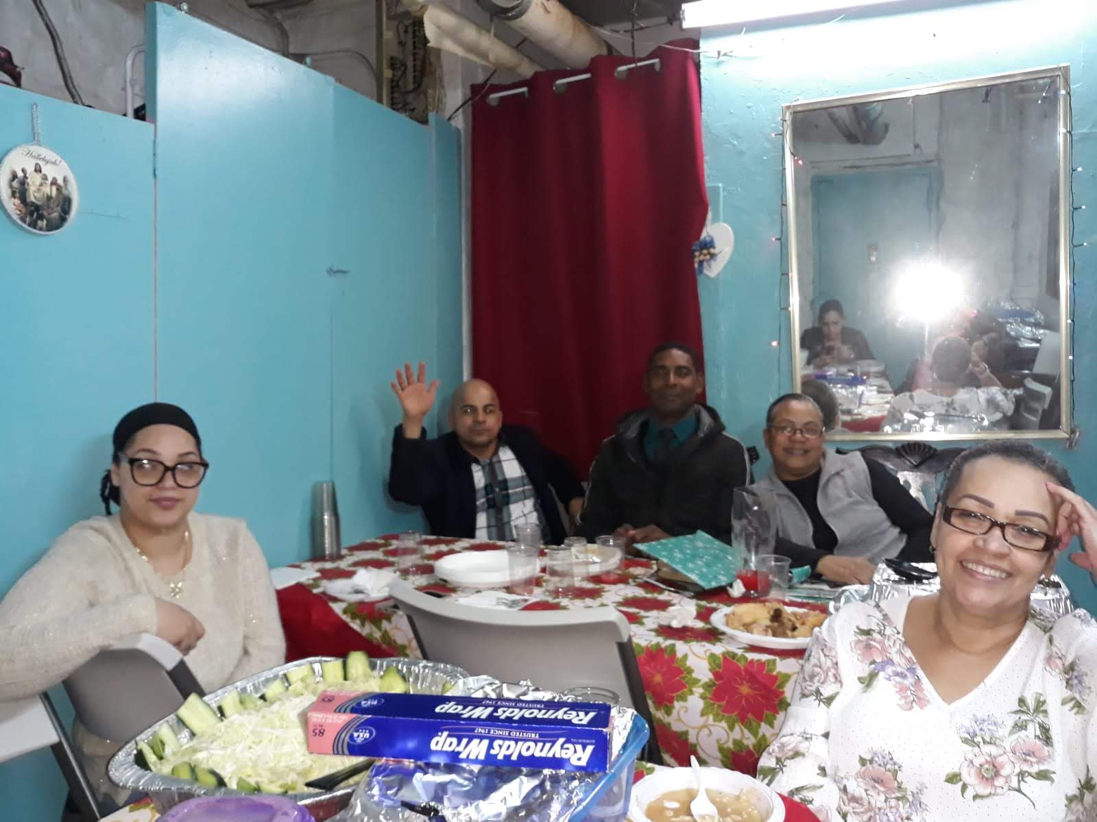 Familia de la iglesia reunida en una cena navideña de celebración